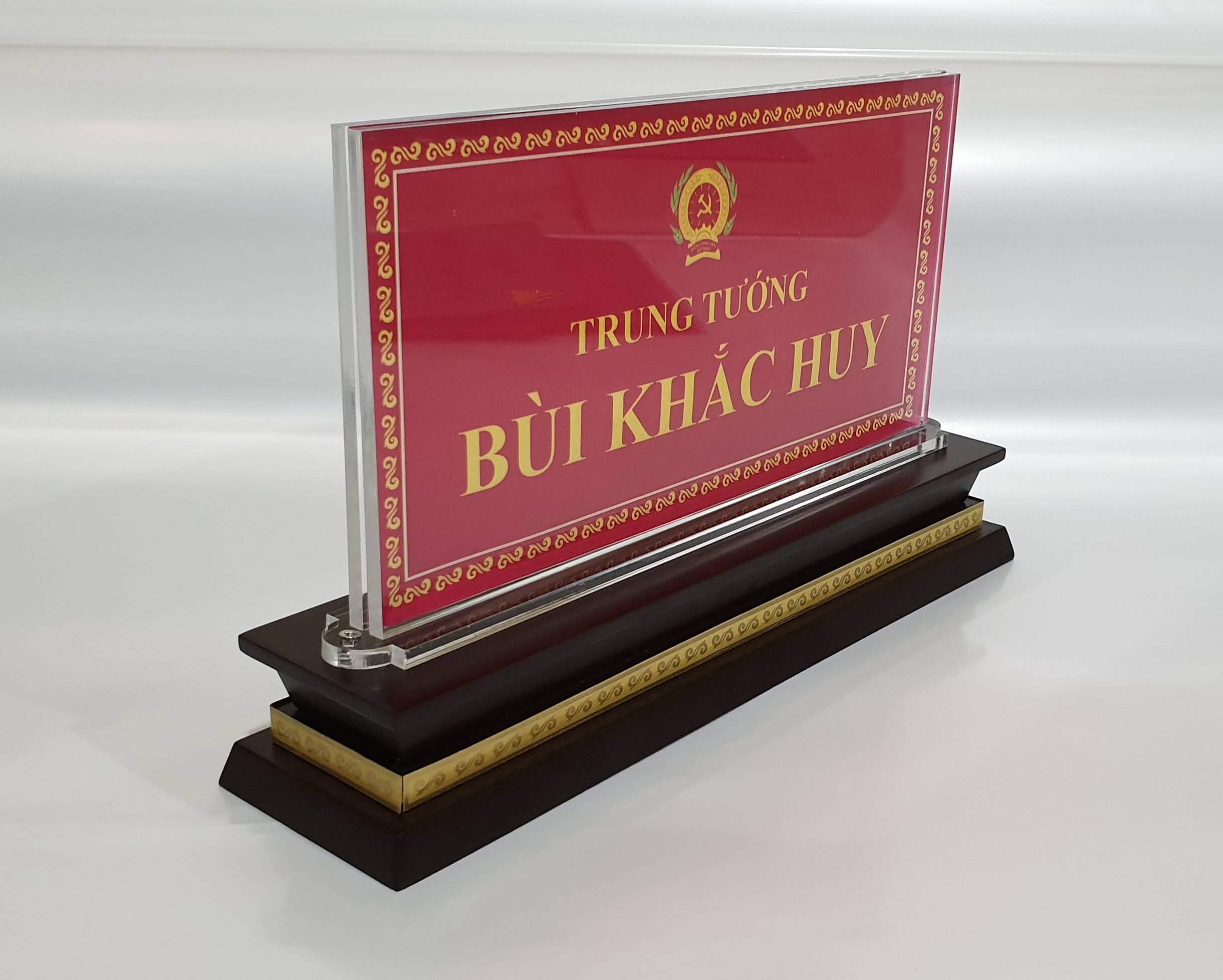 Biển chức danh mica đế gỗ