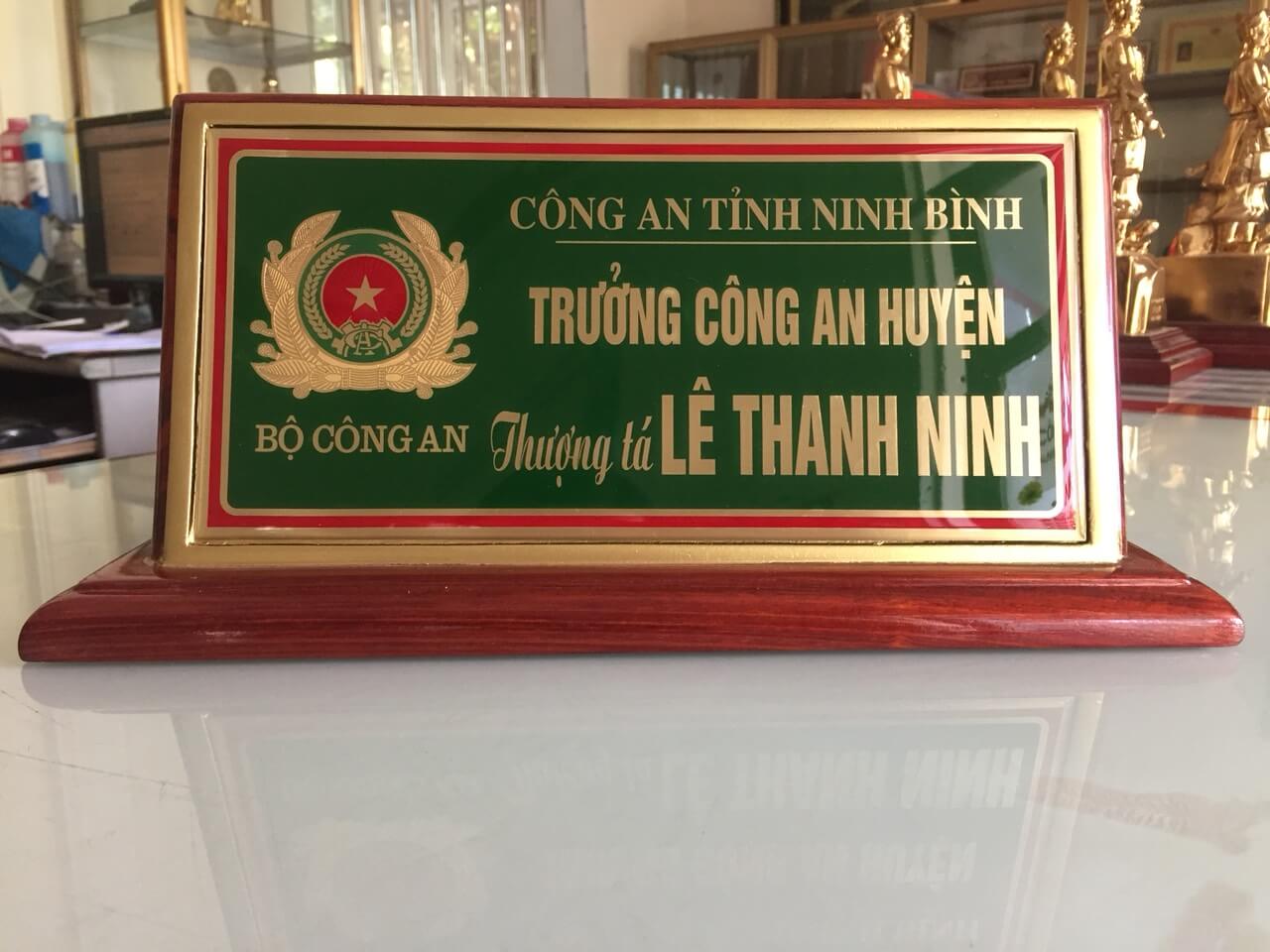 Mẫu bảng tên chức danh sang trọng