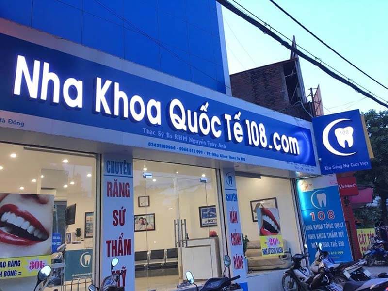 Biển quảng cáo nha khoa thường có màu sắc khá đơn giản