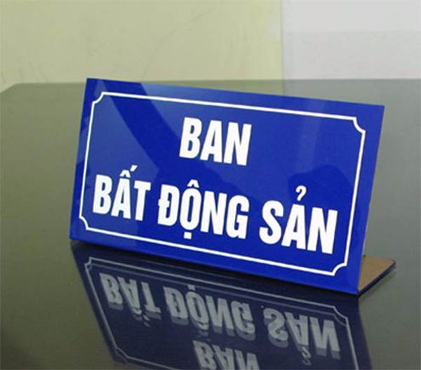 Mẫu bảng tên chức danh mica chữ L