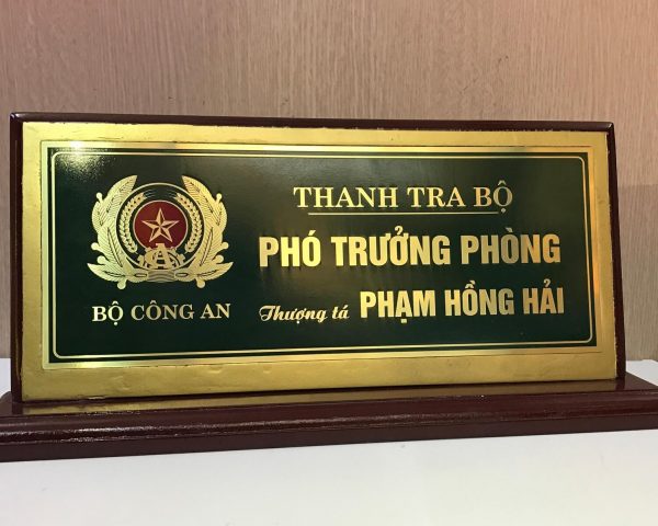 Chất liệu gỗ kết hợp mặt đồng càng thêm sang trọng