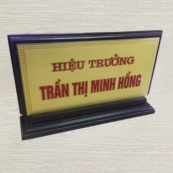 Thiết kế biển chức danh đế gỗ chắc chắn, dày dặn