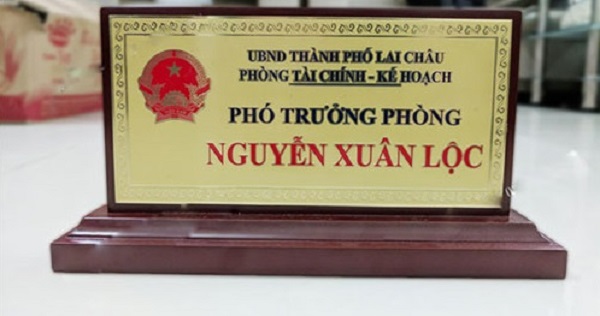 Biển gỗ đồng nhị cấp phù hợp sử dụng cho lãnh đạo cấp cao trong cơ quan nhà nước, công ty